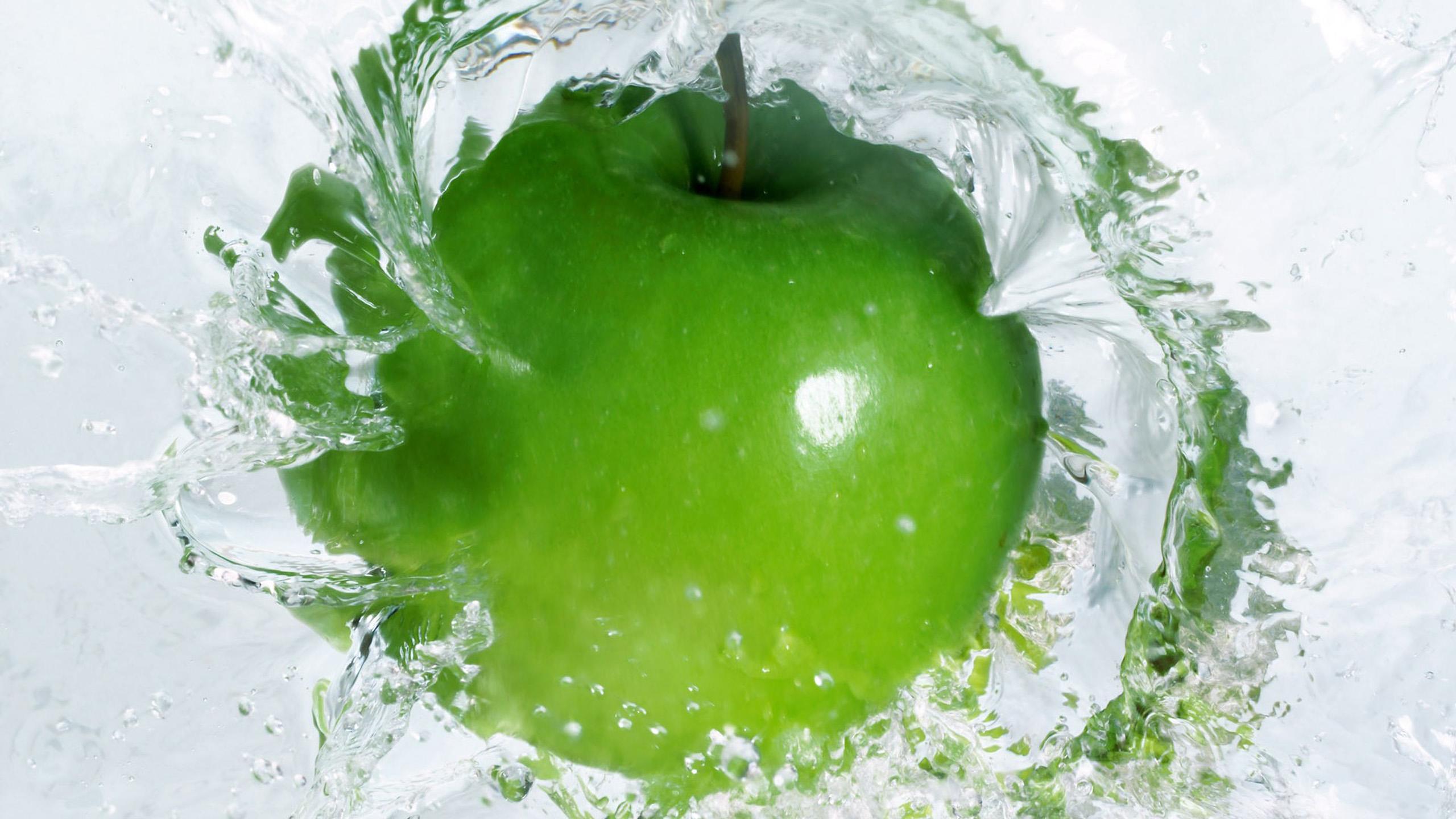 Сочный зеленый цвет. Яблоки зеленые. Сочное яблоко. Сочные фрукты. Яблоко в воде.